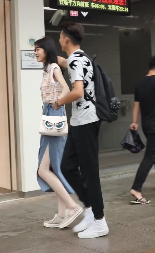  高度@姑娘腿多白？是你涂了5斤面粉都达不到的高度，看到脸我沉默了！