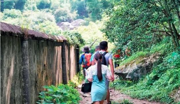 旅游登山时，导游提醒女性朋友不要穿裙子，原来是因为这3个原因
