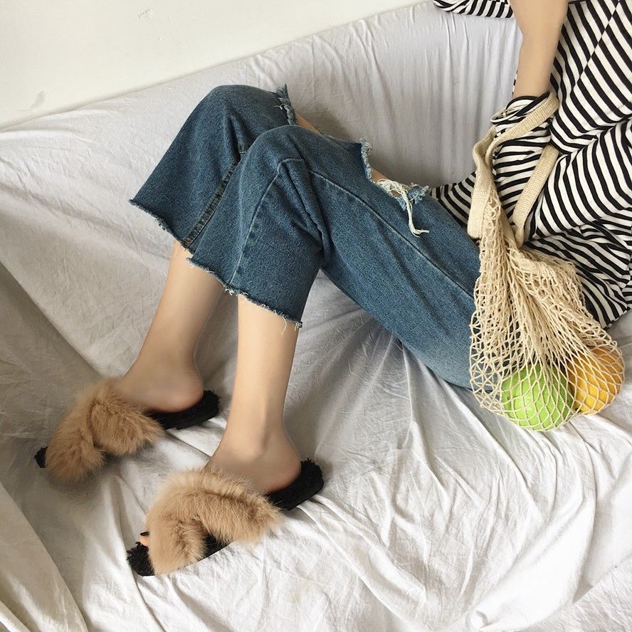 秋冬季天凉，别穿光拖鞋，学明星这样穿“毛毛鞋”，贼好看