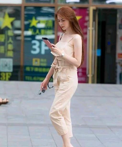  美女■街拍美女：身材高挑的小姐姐，简单搭配吊带裙，充满潇洒活力！