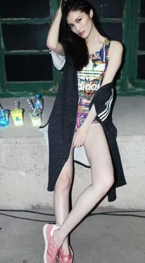 何穗深V连体裤现身, 白到发光, 网友: 上厕所怎么办?