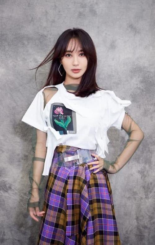 李菲儿衣服选错码了？竟在裙子上开了条缝，却意外地好看！