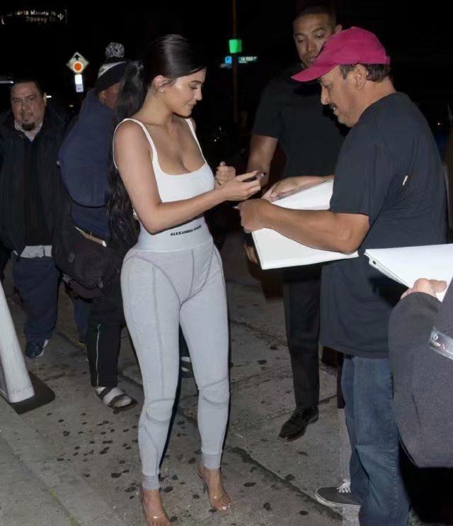 街拍：紧身裤搭配吊带衫，外国美女身材火辣，看完你们有何感想？