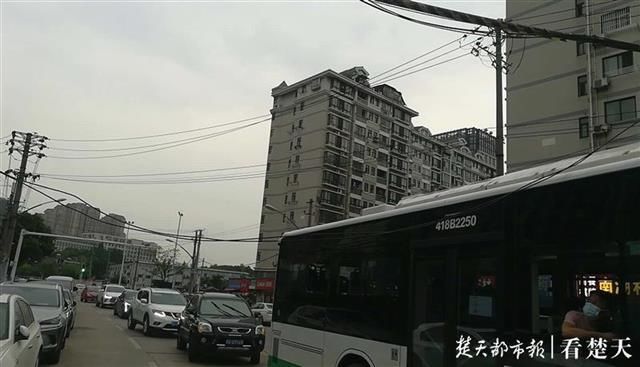 维修■晚高峰电缆脱落交通滞留，交警“托举哥”爬车维修排堵保畅