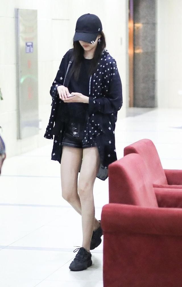 要是关晓彤机场秀起腿来，张天爱都得靠边站了！