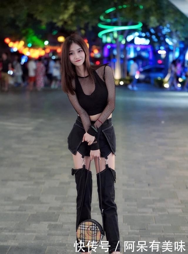  『小姐姐』街拍：一身黑的时尚达人，小姐姐这样穿回头率不敢想啊