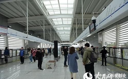  #人民网#人民网网友试乘地铁新线 车站便利智能获赞