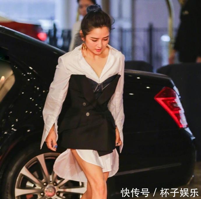 何洁衬衫外穿抹胸衣, 镜头往下移时我呆了, 网友: 这腿很真实!