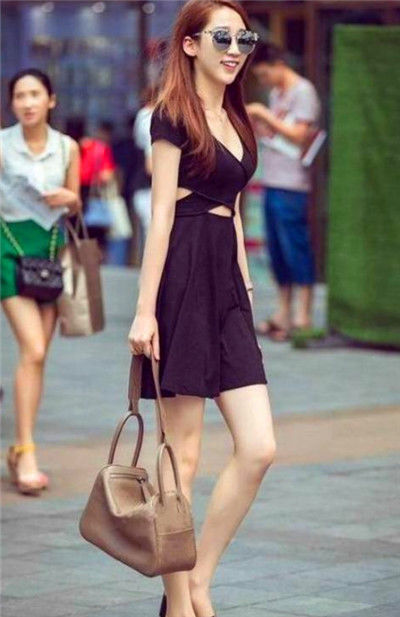 风姿绰约|街拍:身穿黑色吊带连衣裙的小美女,风姿绰约,简约且时尚