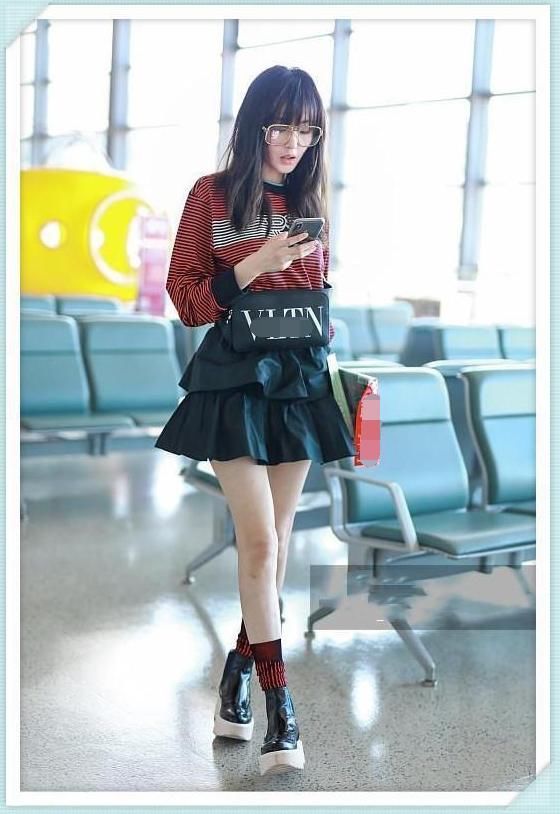 原以为张天爱的短裙够幼稚了,可看到张静初,我才知道啥叫装嫩!