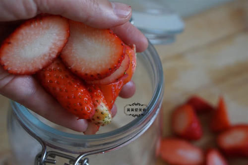  「草莓」草莓酒好喝有窍门，老妈30多年的秘方，滴滴香醇，解春困就靠它了