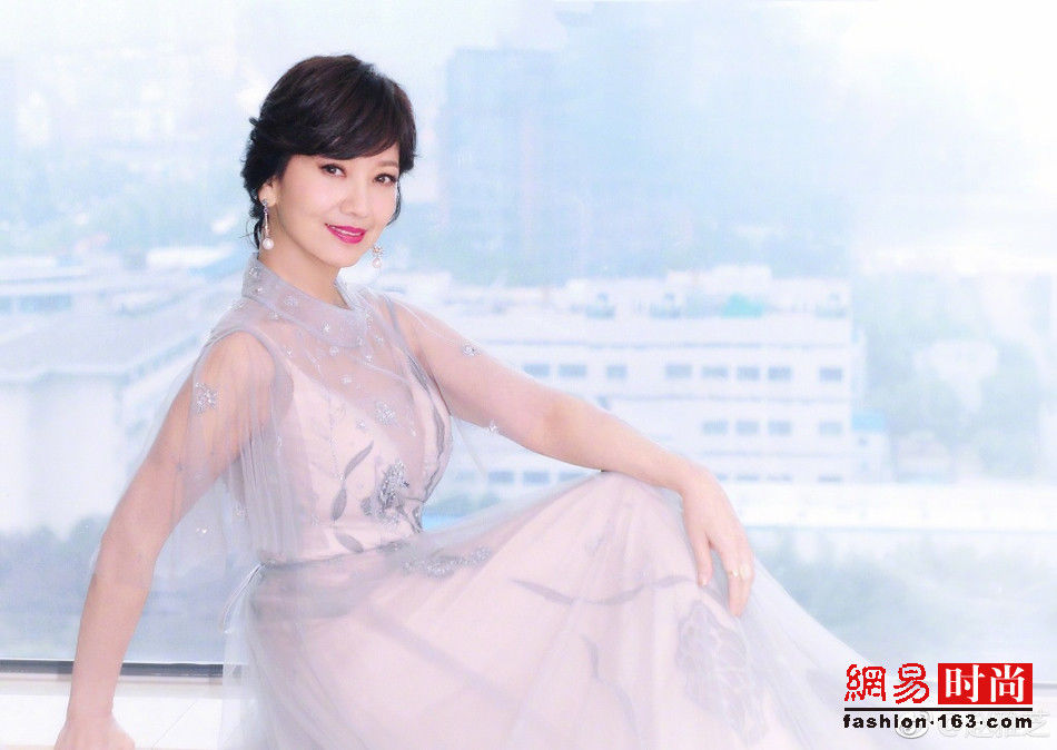 敢穿!63岁赵雅芝穿透视衫短裤秀紧致身材