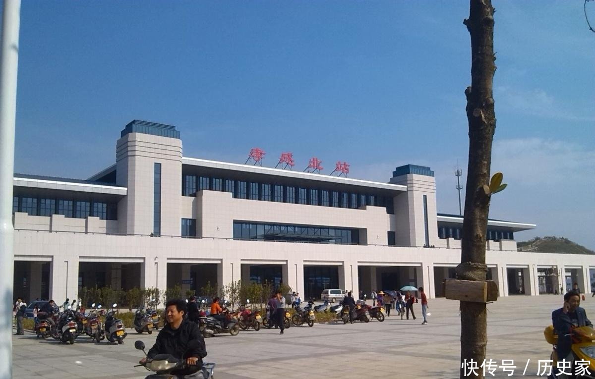 湖北一个设计很不合理的高铁站，离市区100公里，每天百余人乘坐