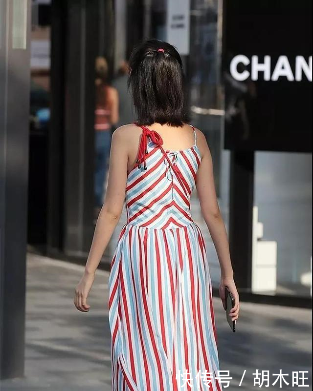 北京街拍 真正的美女们穿衣很大胆，背影性感妩媚，你肯定喜欢