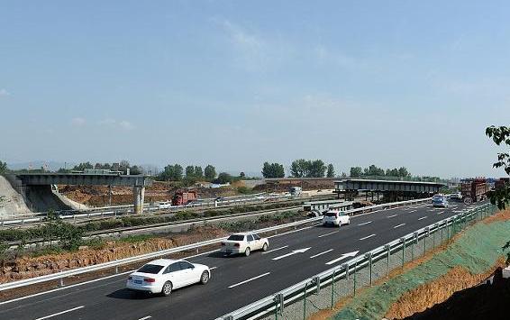 为何有人在超车道还打左转灯？新手都不知原因，老司机的“共识”