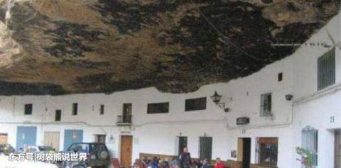 被巨石压了600多年的小镇：房屋都没有屋顶，下雨天也不用打伞