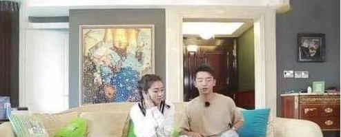  「玩游戏」带你看看郑恺的豪宅：在家用电视玩游戏，用餐桌当书桌写毛笔字