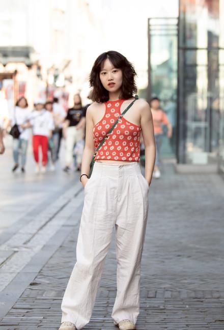  『吊带』女神潮范儿美搭！周末街拍：小吊带出街，你就是这条街最亮眼的妞！