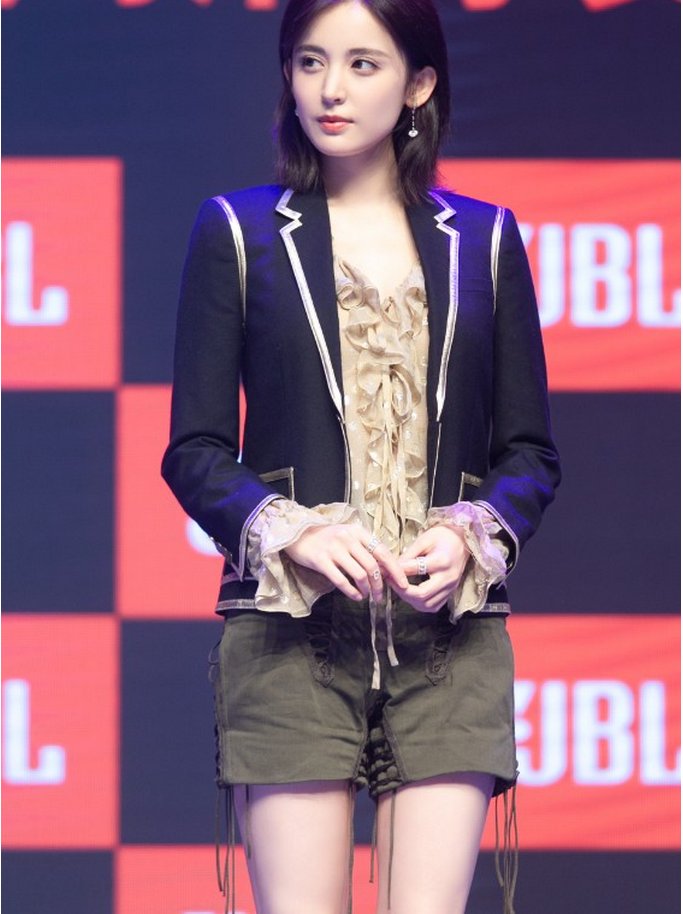 高跟鞋千万别穿细跟!连古力娜扎都把鞋跟穿弯了，真怕鞋跟折断