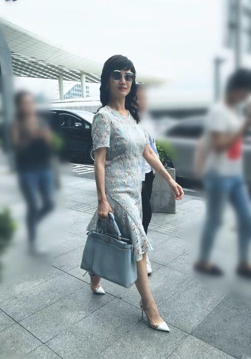 赵雅芝太厉害！64岁穿“细针鞋”如履平地，网友：奶奶好拼！