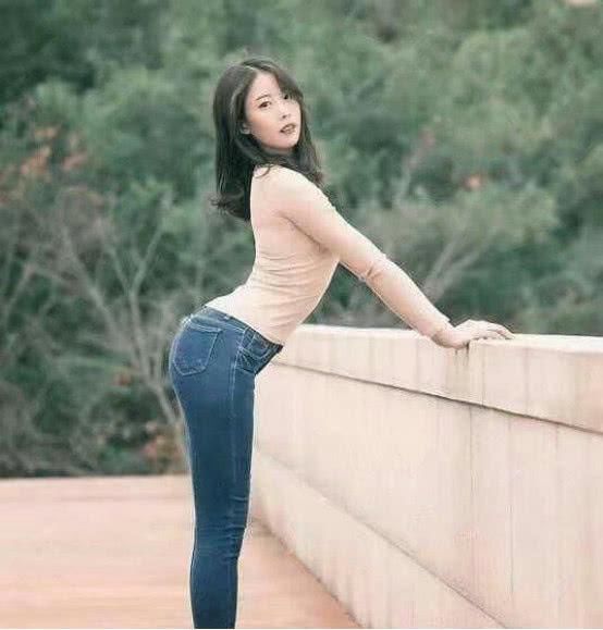 小姐姐牛仔裤的穿搭，使整个人的气质都变得很不一样了！