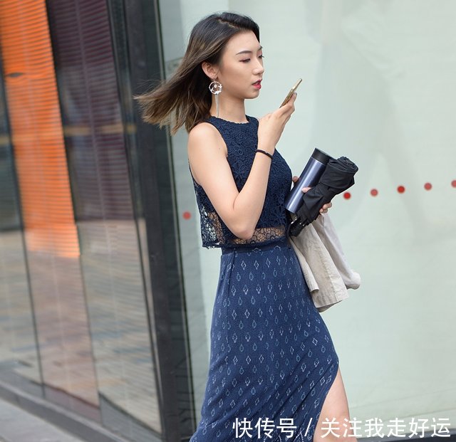 街拍美女包臀裙甜美显气质，具有温婉气质！