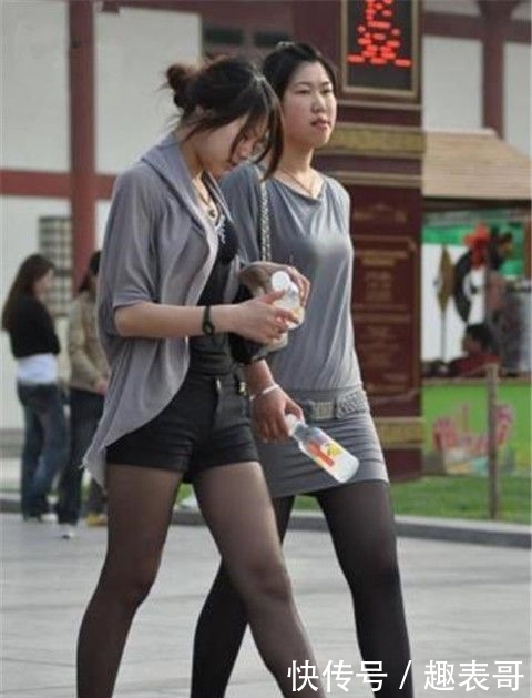  「牛仔」街拍：小姐姐的外套看着十分的舒适，宽松的牛仔，非常的时尚