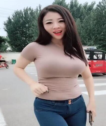 身穿紧身衣配牛仔裤小姐姐, 将优雅身姿完美展现出, 很有成熟魅力