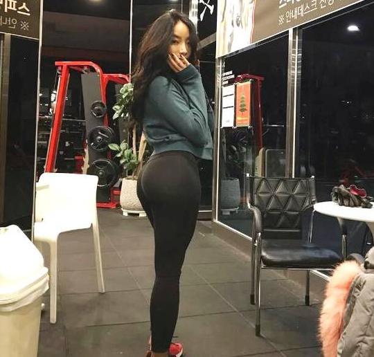 健身女神秀身材，S型曲线性感迷人，尽显女性成熟魅力！