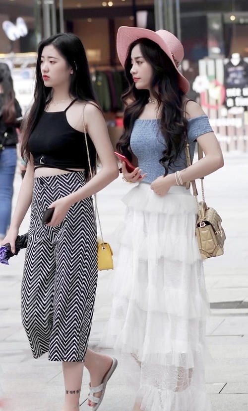 『辣妈』时尚辣妈一字肩配蕾丝裙,满满度假风,温柔生动超吸睛