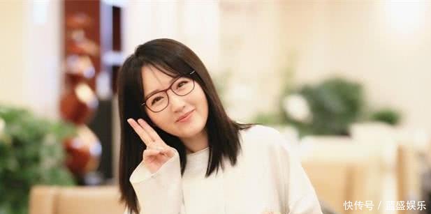 47岁杨钰莹装嫩打扮成18岁少女, 这大粗腿也太尴尬了