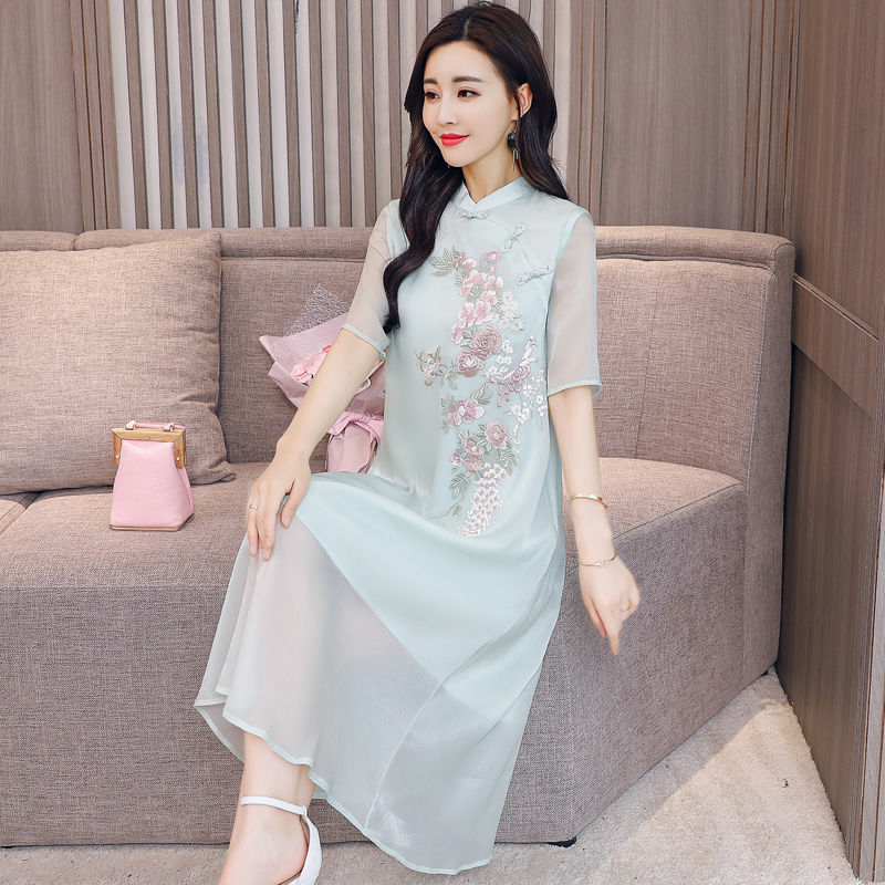 微胖女穿最美的流行中国风“茶服”，风韵十足、引人瞩目