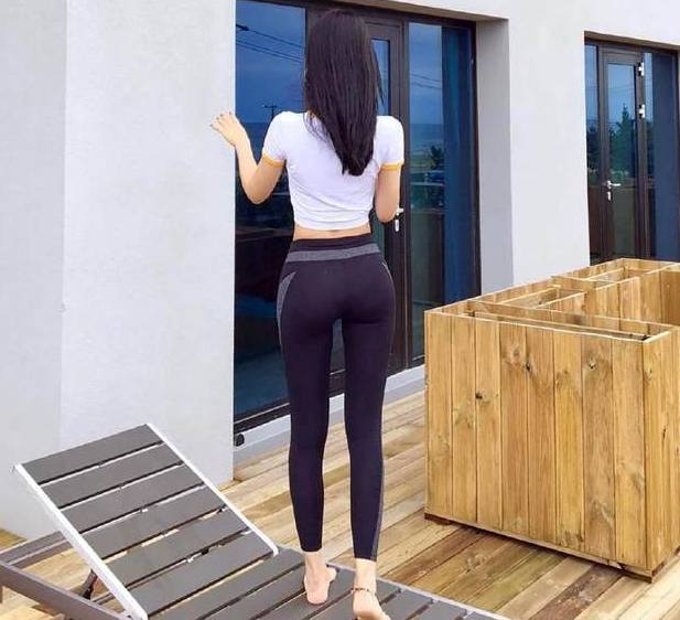 清纯白皙的打底裤美女，突显纤细小蛮腰，十分抢眼！