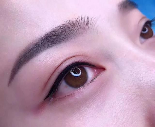 懂行的人，知道这是最新流行的美瞳线！不懂的人，会说花了冤枉钱