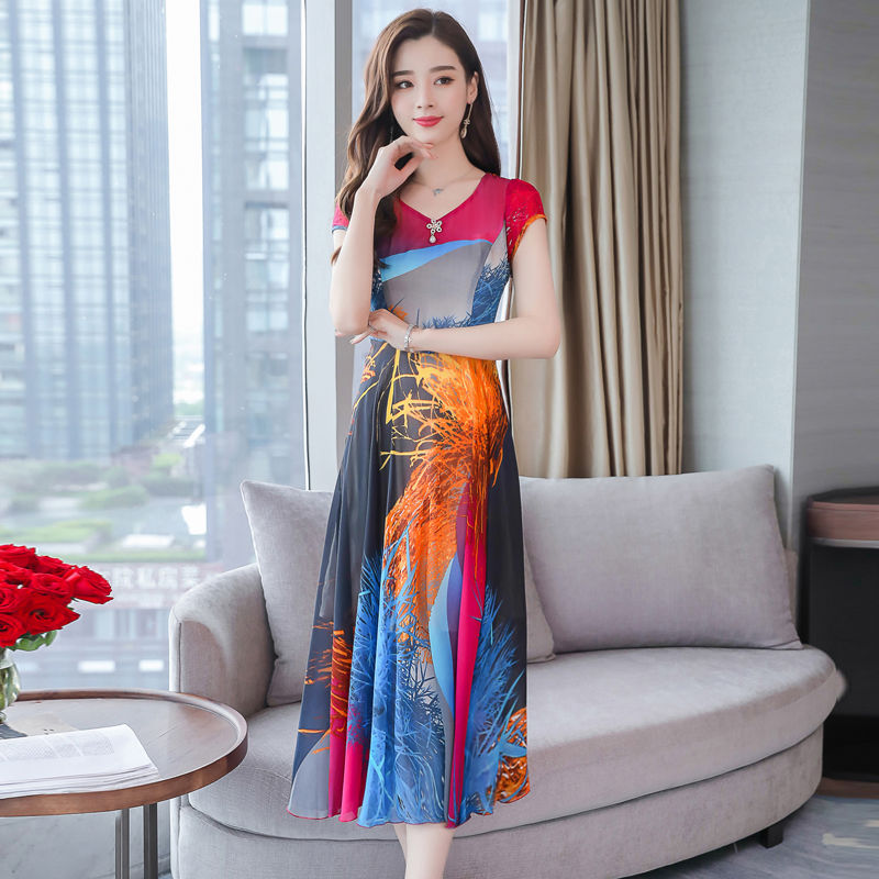 不得了!50岁婆婆穿这印花裙，实在太显嫩了，简直让我一饱眼福