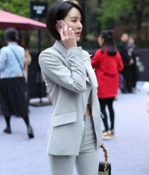 「美女」街拍美女身穿职业装干练又时尚,身材颜值给满分,极其吸睛