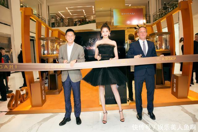 关晓彤可算是穿对了！一袭黑色抹胸裙上身，筷子腿惊艳网友