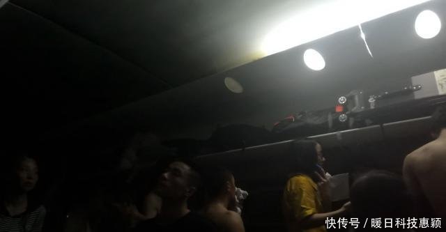  [列车]列车因故障停运4小时有人热晕，乘客怒砸车窗透气