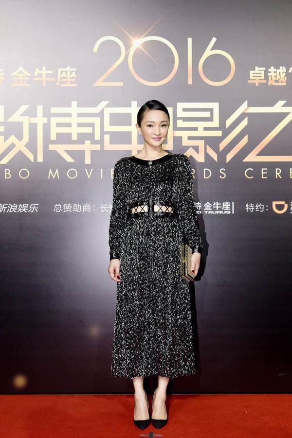 周迅是真老了，脸部皱纹很明显，穿再好看也没了当年的灵气!