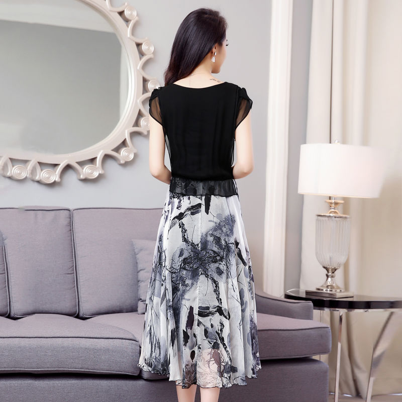 35岁老婆穿真丝裙+高跟鞋，显白嫩像18岁少女，女人味十足