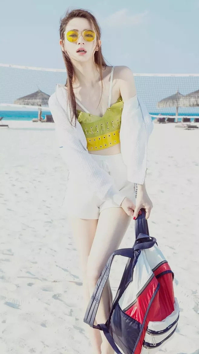 看了赵丽颖的短裙，再看看戚薇，才知道单身和已婚都能穿的这么美