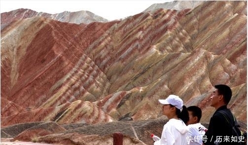 (甘肃张掖）五一小长假张掖七彩丹霞游客多