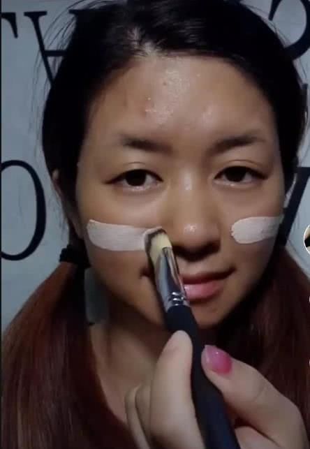 网红化浓妆浇水都没事，但卸妆后却大变样，网友：这是宝强妹妹？