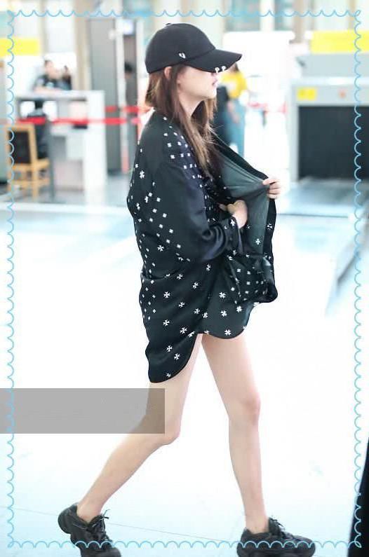 关晓彤胆真大！这么短的热裤也敢往身上穿，网友：难怪用上衣挡着