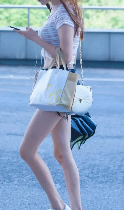 青春小姐姐将紧身热裤穿上人生巅峰,露脐装太抢眼