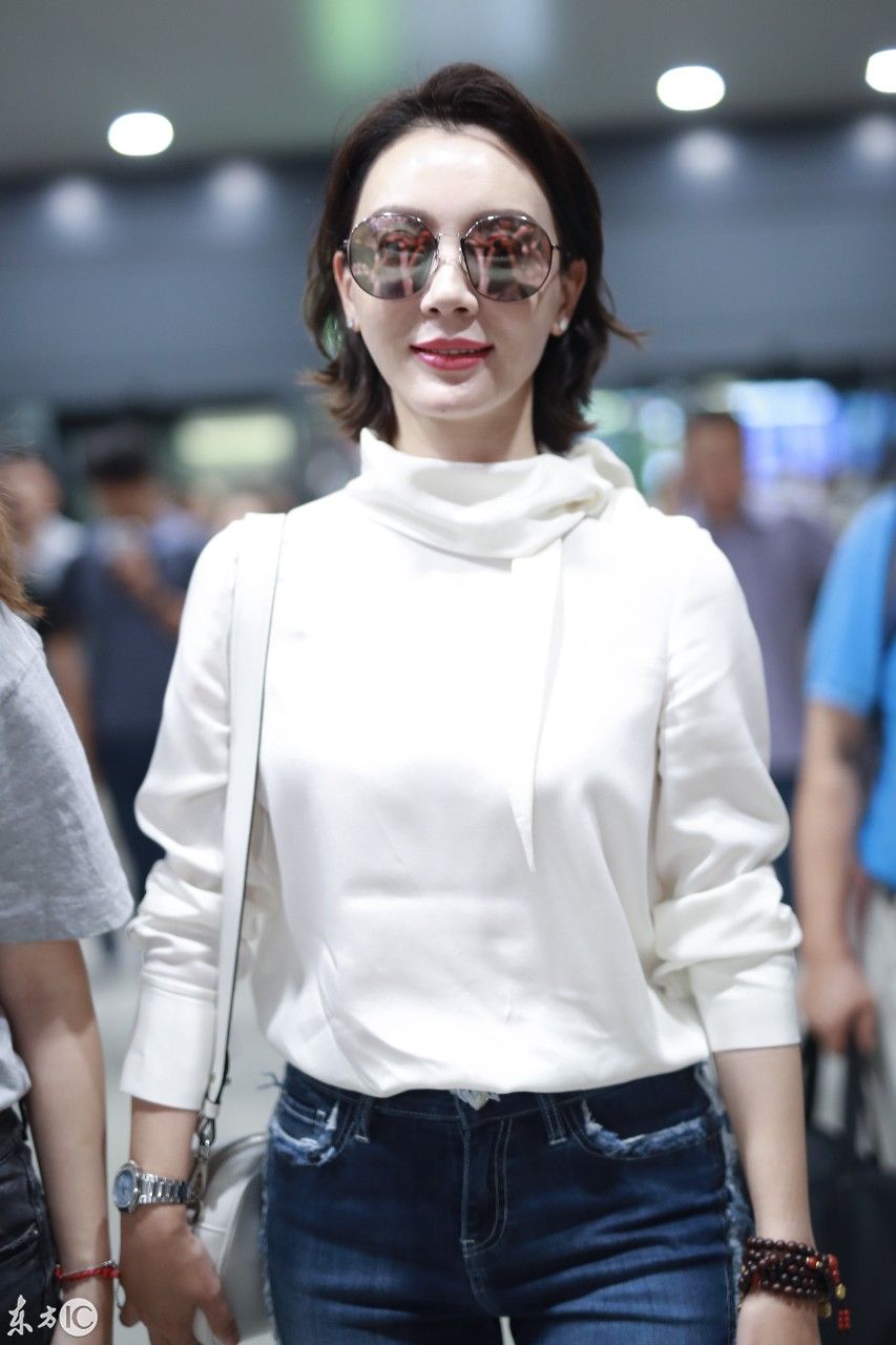 陈数素颜现身机场，肤色白皙、面带微笑，休闲装扮也显迷人气质