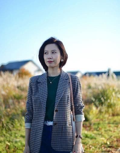  「舒适」40岁的女人别再乱穿衣，学ins时尚宝妈的日系穿搭，舒适不张扬