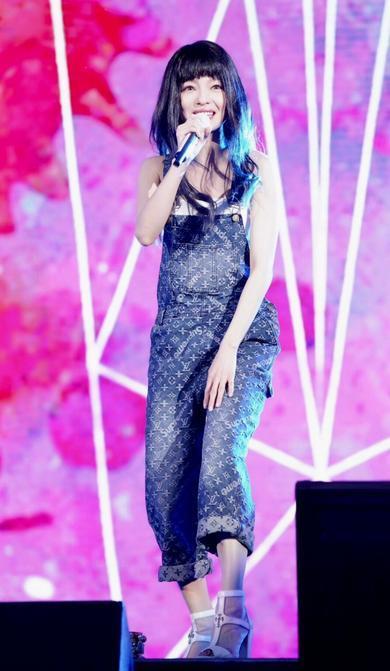 36张韶涵吃仙丹了？扎上麻花辫青春无敌，网友：说你16我都信