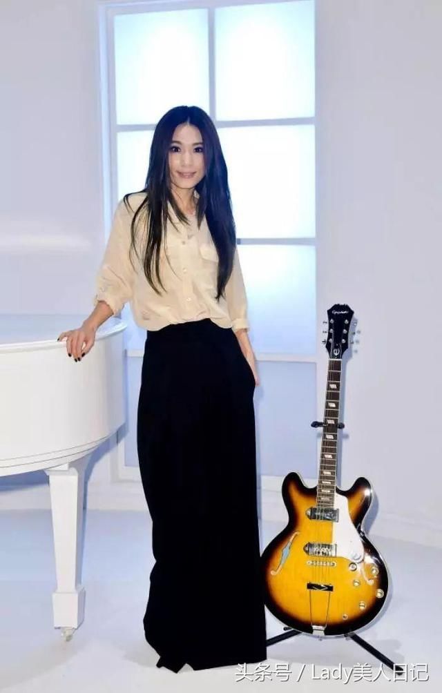 田馥甄年纪越大越会穿，一身长裙最显气质，那收腰带是重点