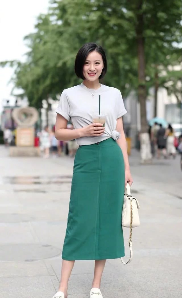 街拍：妩媚靓丽穿着大胆的小姐姐，身姿曼妙气质迷人！